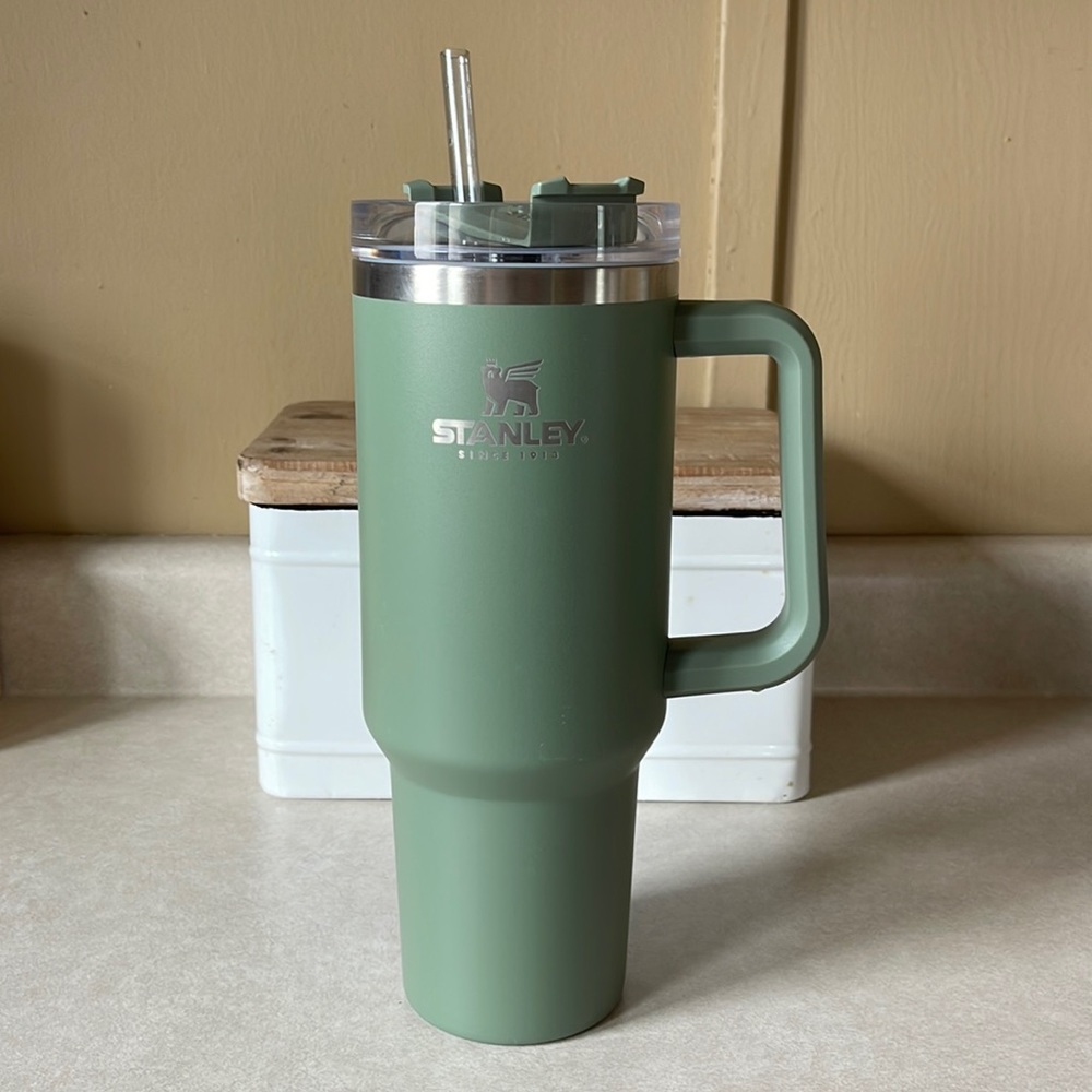 Stanley quencher 40oz. Forrest green.